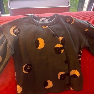 Motoreta. Dark green sweatshirt.